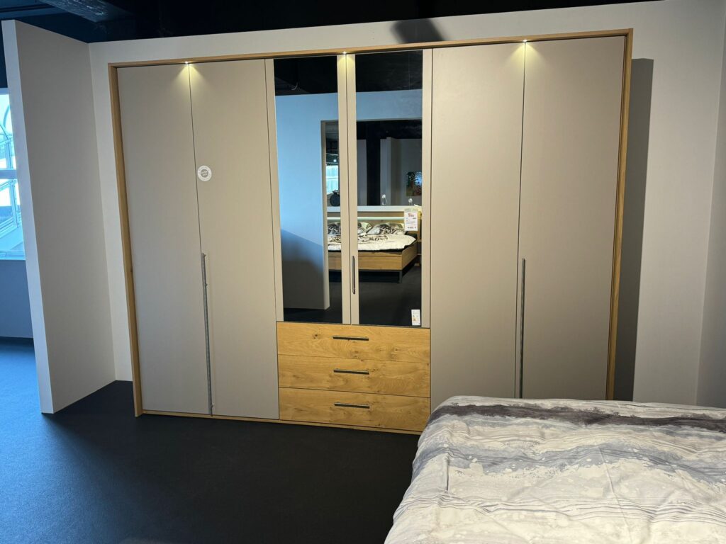 "Taupe Tranquility" – Schlafzimmer-Set "LS0960" in Balkeneiche und Lack Taupe